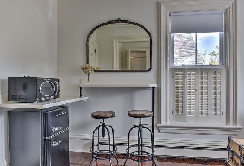 هاستل The Burrell House