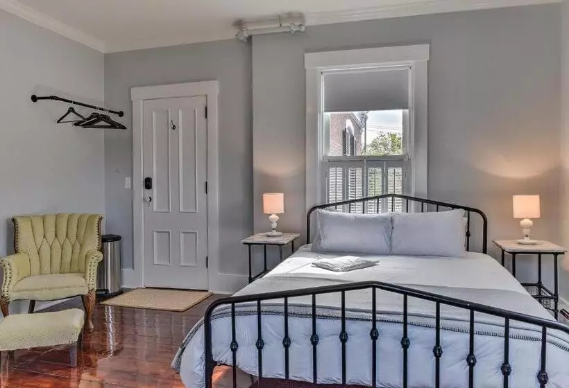 ユースホステル The Burrell House