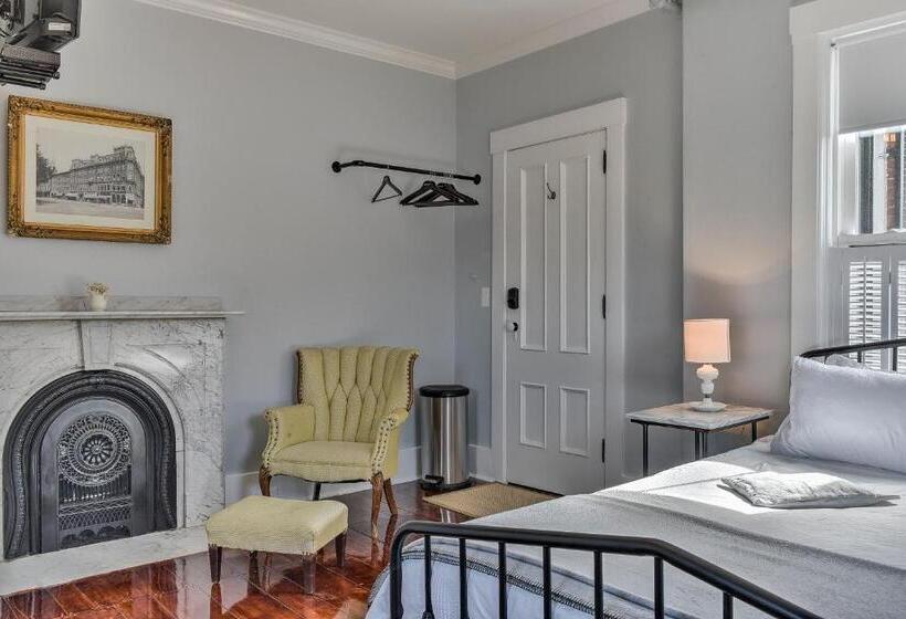 هاستل The Burrell House