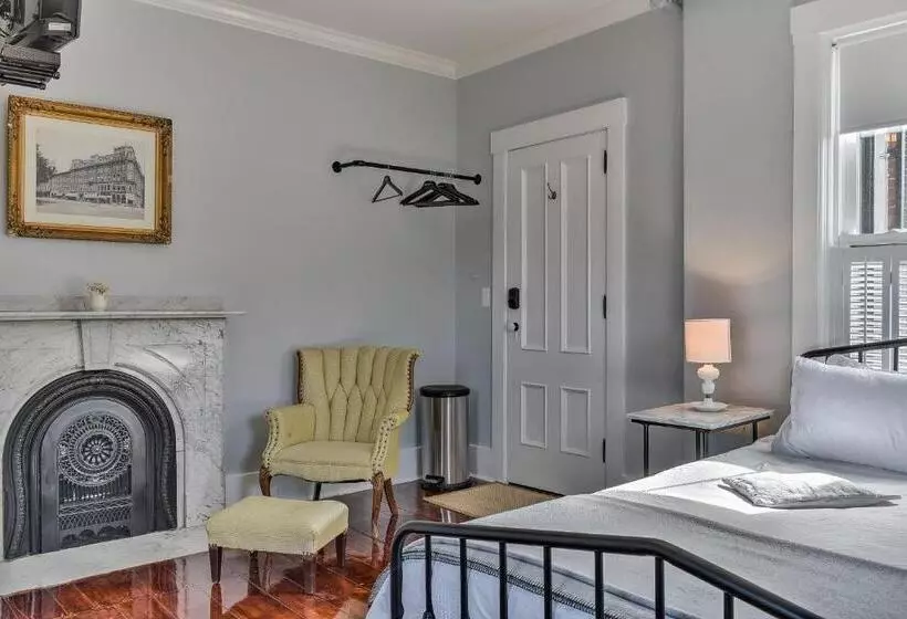 ユースホステル The Burrell House