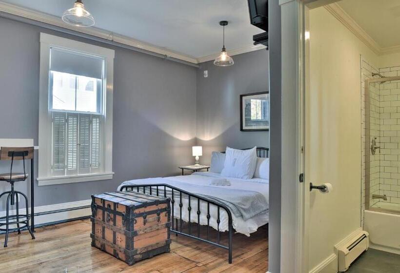 هاستل The Burrell House