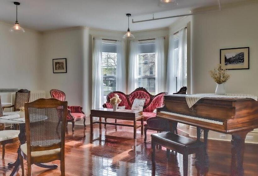 هاستل The Burrell House