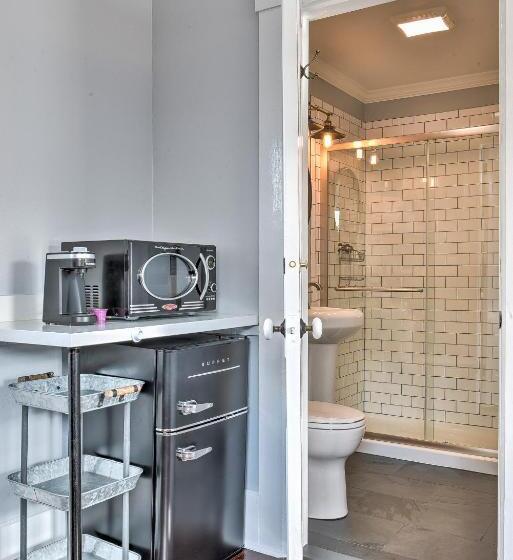 هاستل The Burrell House