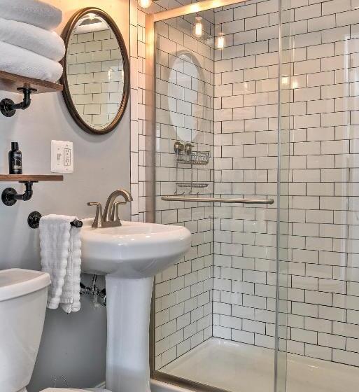 هاستل The Burrell House