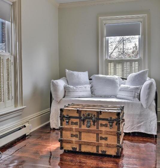 هاستل The Burrell House