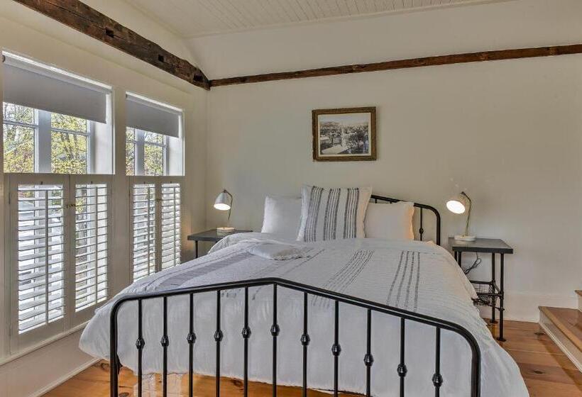 هاستل The Burrell House