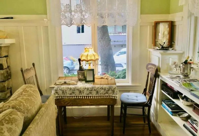 Aamiaismajoitus (B&B) The Old St Angela Inn