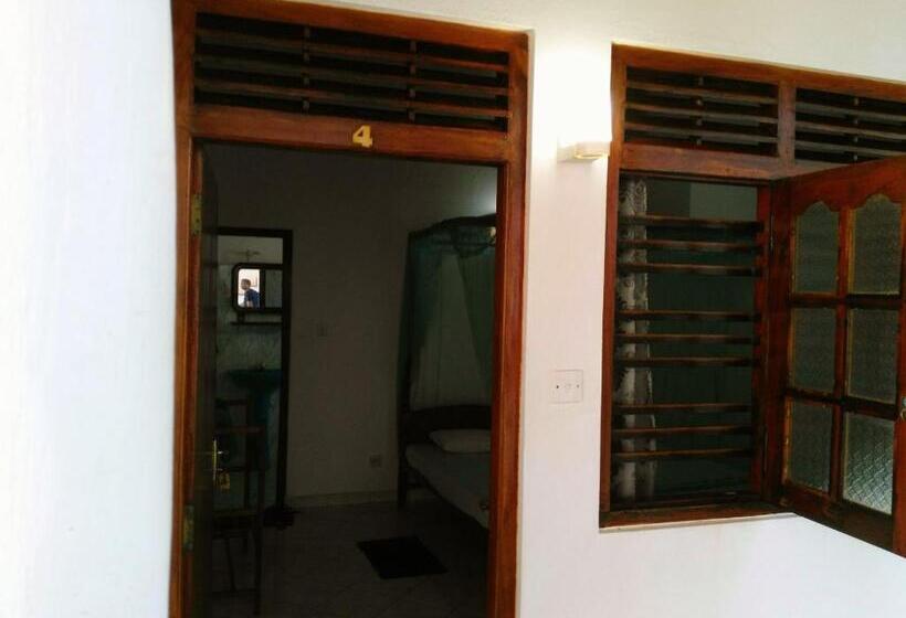 פנסיון Sunnys Beach Guest House