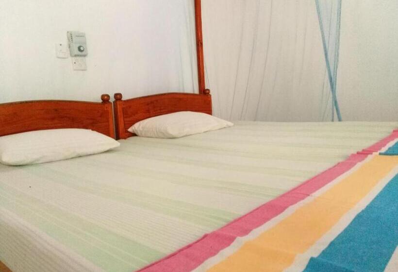 פנסיון Sunnys Beach Guest House