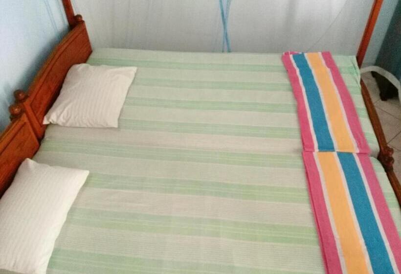 פנסיון Sunnys Beach Guest House