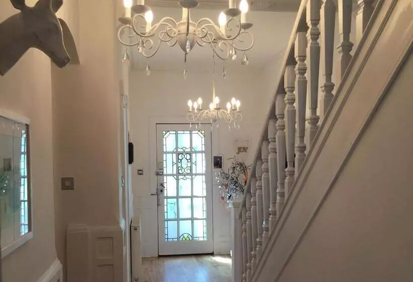 Aamiaismajoitus (B&B) Giffnock Rooms