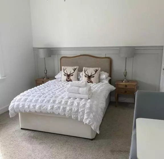 Aamiaismajoitus (B&B) Giffnock Rooms