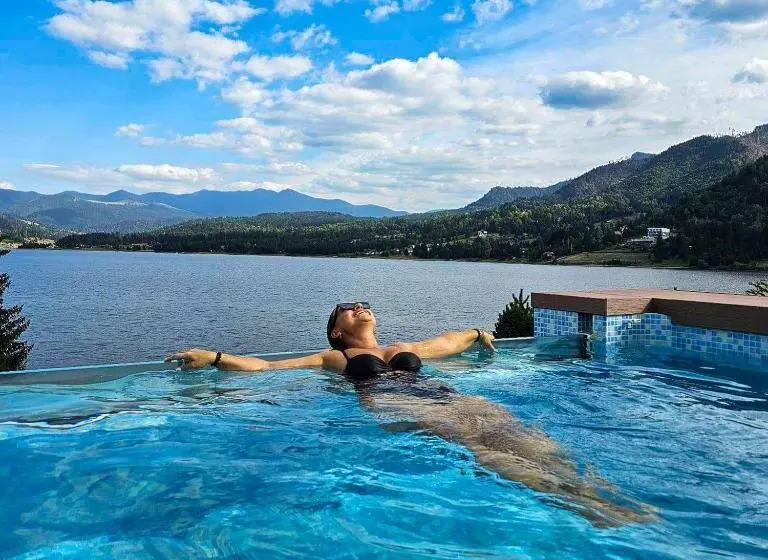Hotelli Roser House Boutique   Pe Malul Lacului Colibita