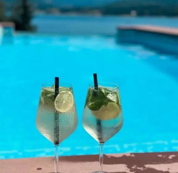 Hotelli Roser House Boutique   Pe Malul Lacului Colibita