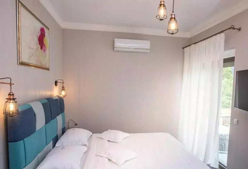 Hotelli Roser House Boutique   Pe Malul Lacului Colibita