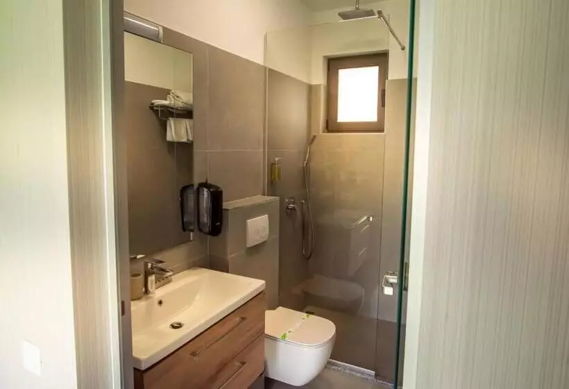 Hotelli Roser House Boutique   Pe Malul Lacului Colibita