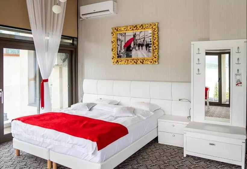 Hotelli Roser House Boutique   Pe Malul Lacului Colibita
