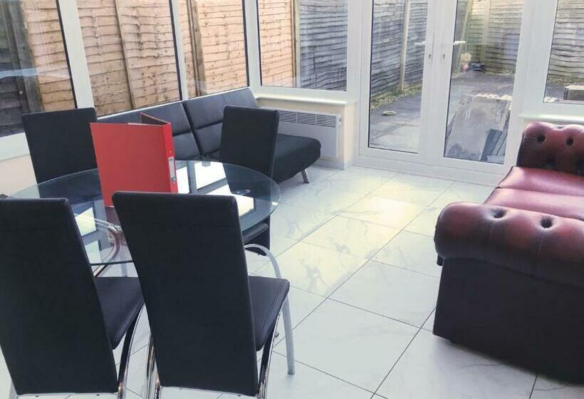 פנסיון My Places Abbotsfield Court Townhouse 4