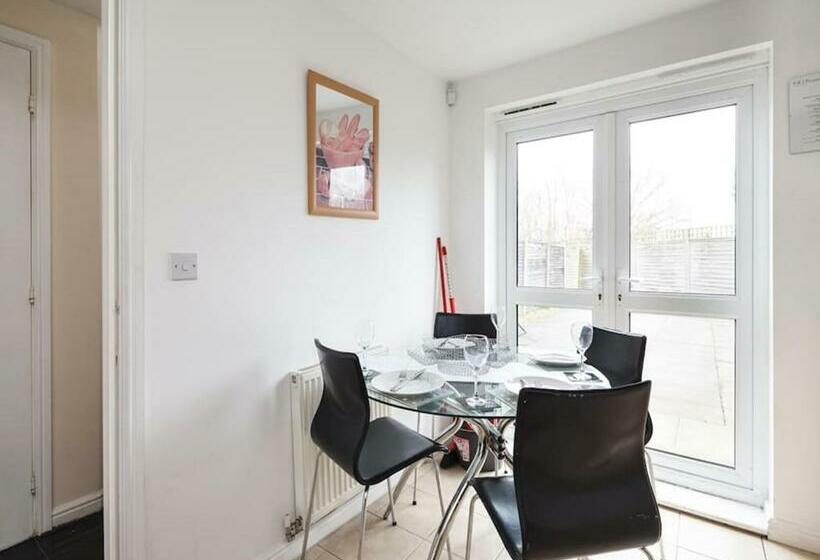 פנסיון My Places Abbotsfield Court Townhouse 4