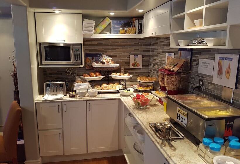 فندق Bayside Inn & Waterfront Suites