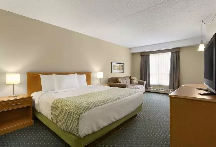 Hotel Colonial Square Inn & Suites