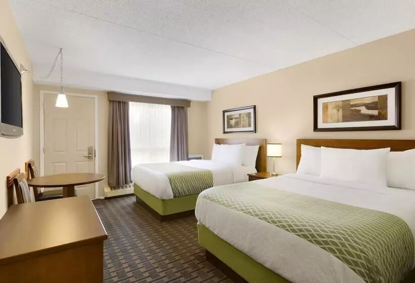 Hotel Colonial Square Inn & Suites