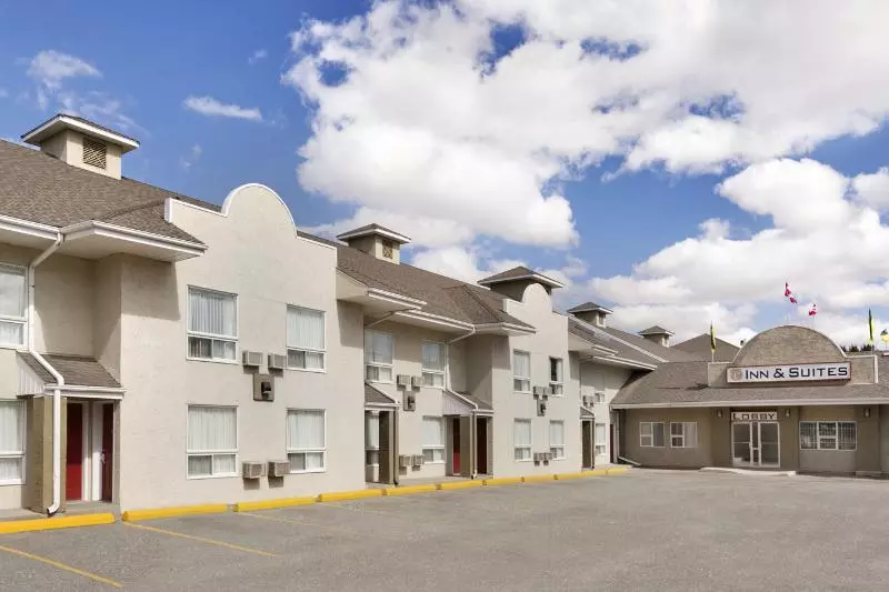 Hotel Colonial Square Inn & Suites