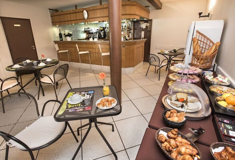 ホテル Hôtel Restaurant Le Calice Du Gevaudan   A75