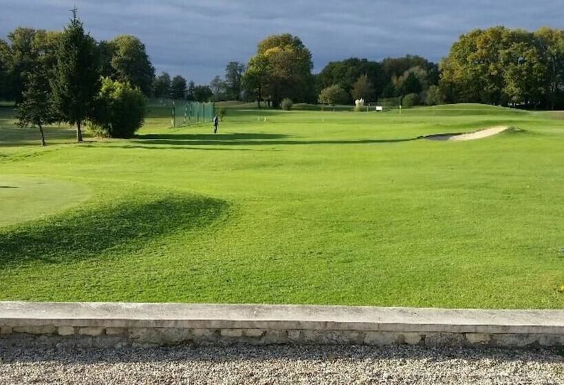 בית מלון כפרי Kyriad Direct Saintes