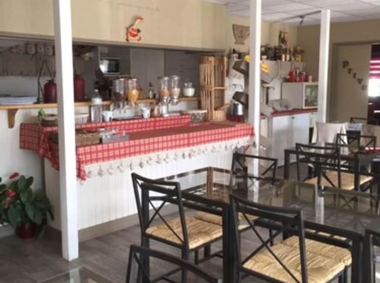 בית מלון כפרי Kyriad Direct Saintes