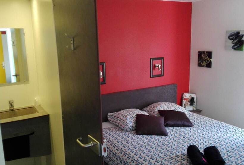 בית מלון כפרי Kyriad Direct Saintes