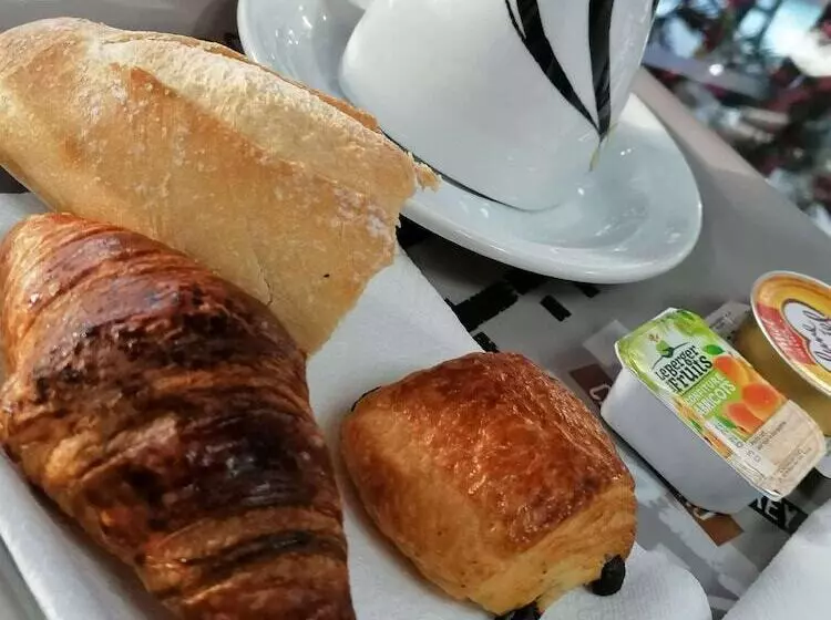 هتل Kyriad Direct Saintes