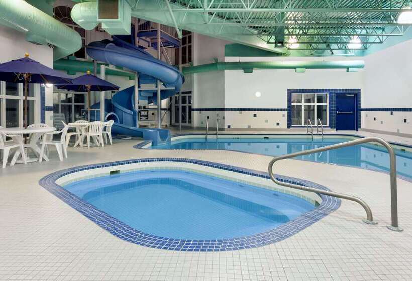 בית מלון כפרי Ramada By Wyndham Weyburn