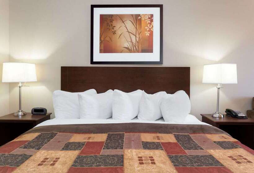 בית מלון כפרי Ramada By Wyndham Weyburn