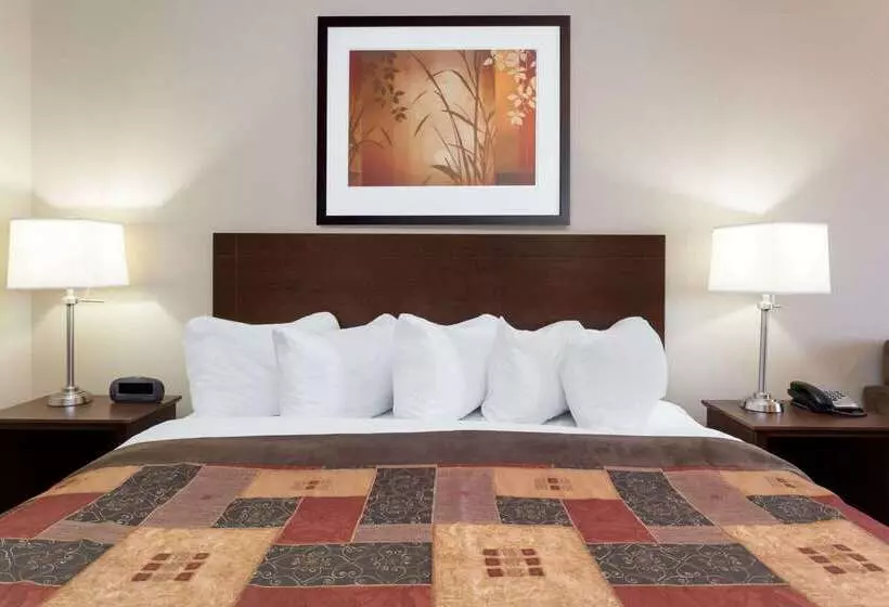 בית מלון כפרי Ramada By Wyndham Weyburn