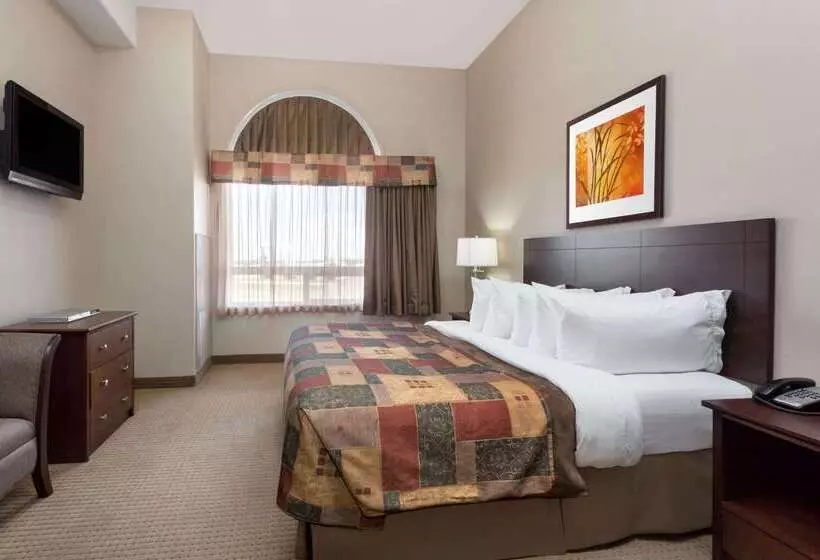 בית מלון כפרי Ramada By Wyndham Weyburn