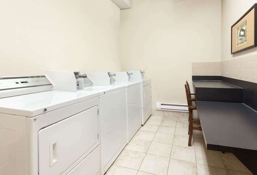 בית מלון כפרי Ramada By Wyndham Weyburn