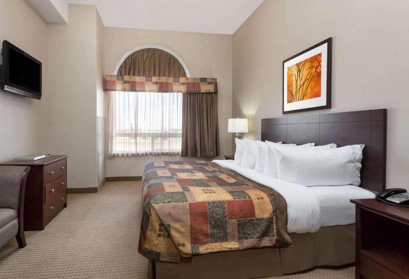 בית מלון כפרי Ramada By Wyndham Weyburn