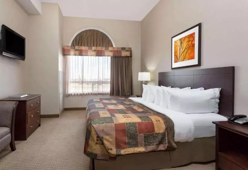 בית מלון כפרי Ramada By Wyndham Weyburn