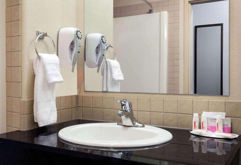 בית מלון כפרי Ramada By Wyndham Weyburn