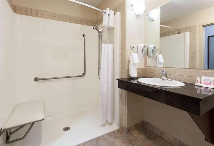 בית מלון כפרי Ramada By Wyndham Weyburn