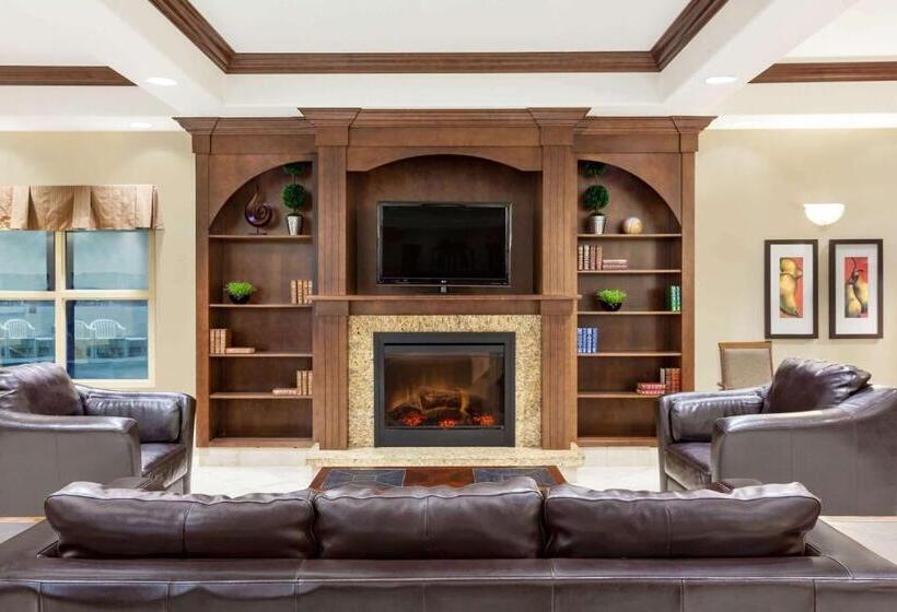 בית מלון כפרי Ramada By Wyndham Weyburn