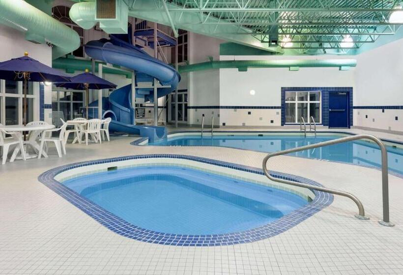 בית מלון כפרי Ramada By Wyndham Weyburn