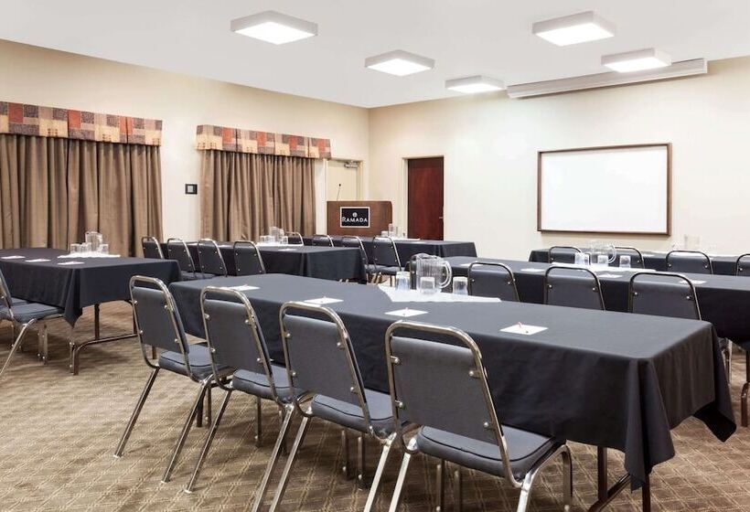 בית מלון כפרי Ramada By Wyndham Weyburn