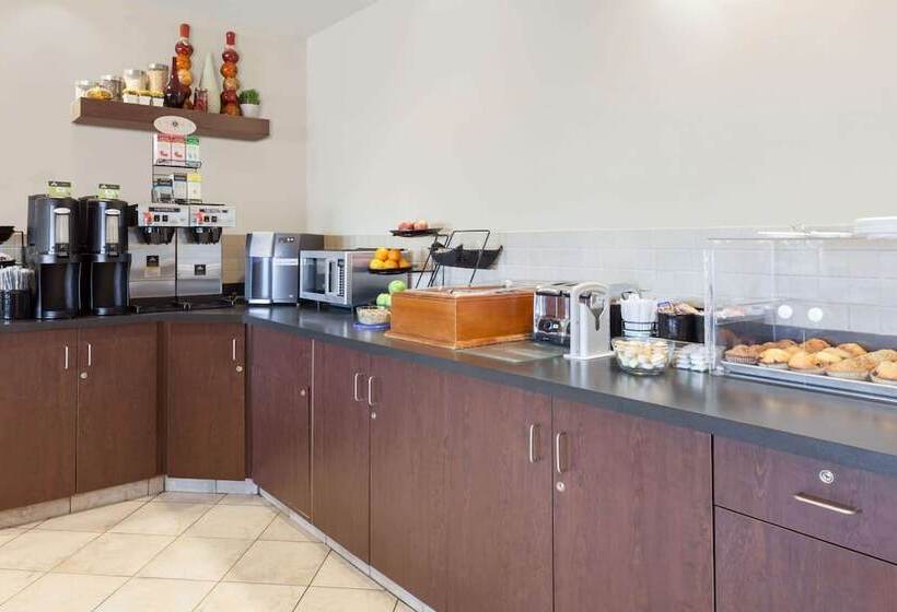 בית מלון כפרי Ramada By Wyndham Weyburn