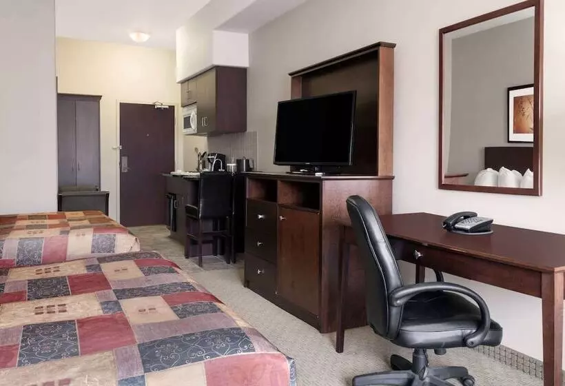 בית מלון כפרי Ramada By Wyndham Weyburn