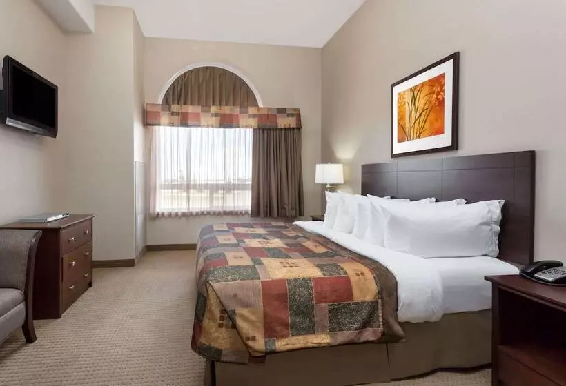 בית מלון כפרי Ramada By Wyndham Weyburn