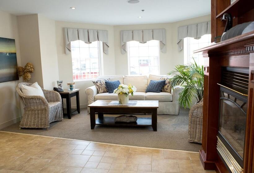 בית מלון כפרי The Village Inn Of Lakefield