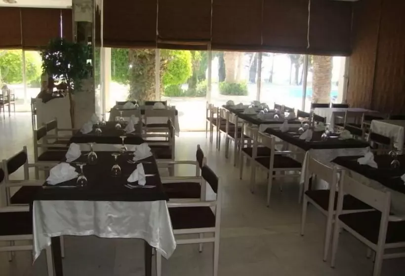 ホテル Corniche Palace