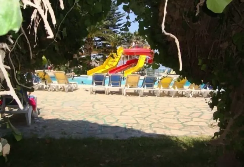 ホテル Corniche Palace